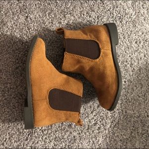 Baby boy brown boots!